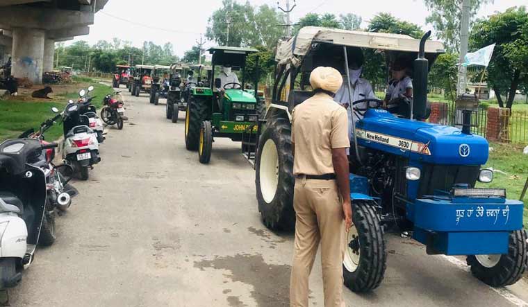 FARMER PROTEST: तेज होगा किसान आंदोलन, पंजाब से 700 ट्रैक्टरों के साथ किसानों का जत्था दिल्ली के लिए रवाना