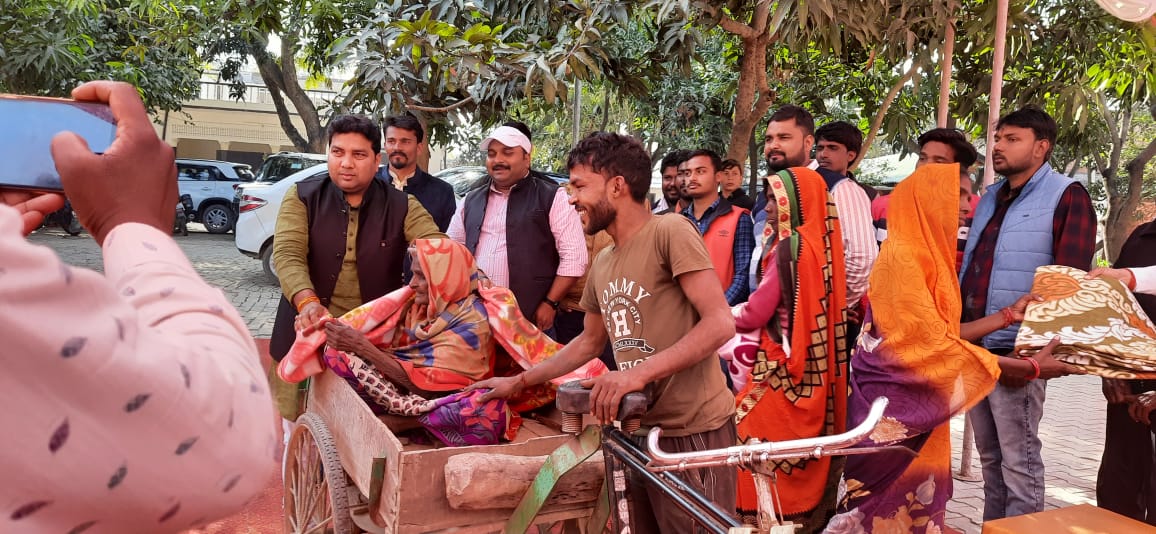 समाजसेवी संदीप सिंह उर्फ़ सोनू भैया ने गरीबों में बांटा कंबल