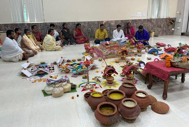 चुनाव से पहले ममता के घर में पूजा, भाजपा ने कहा चलेगी भाजपा लहर