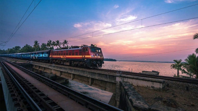 काउंटर पर भीड़ रोकने के लिए  मोबाइल एप्प यूटीएस ऑन मोबाइल की सुविधा शुरू की जा रही है