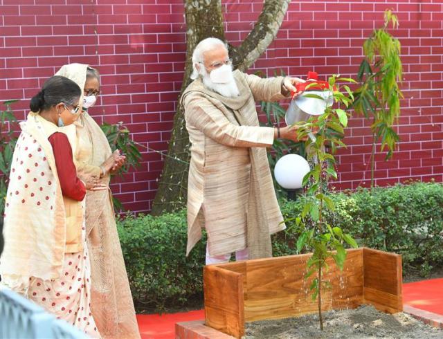 प्रधानमंत्री ने बंगबंधु शेख मुजीबुर रहमान के मकबरे पर श्रद्धांजलि अर्पित की