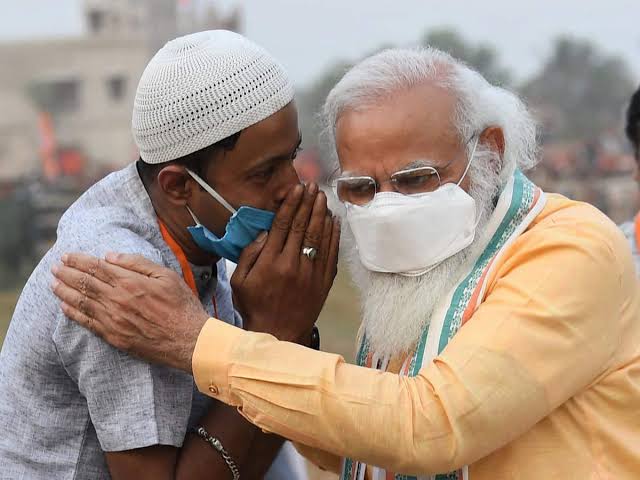 पीएम के कान में हुई बातचीत का हुआ खुलासा