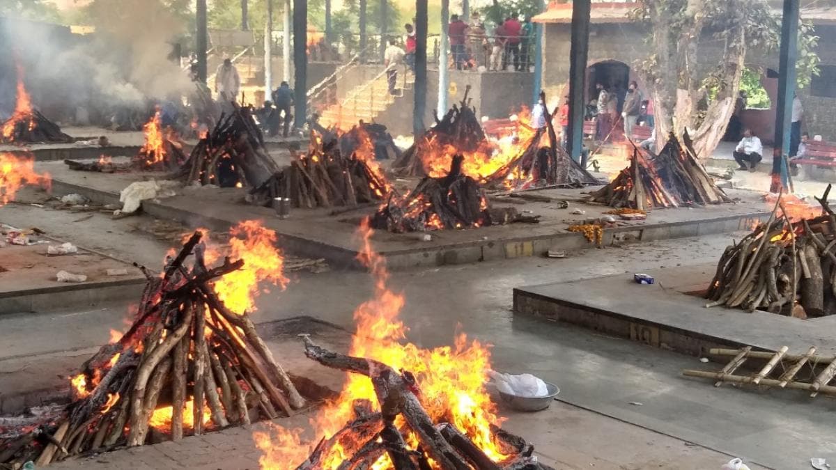 दिल्ली के नॉन कोविड श्मशान घाटों पर अंतिम संस्कार के लिए लकड़ियों की हुई किल्लत