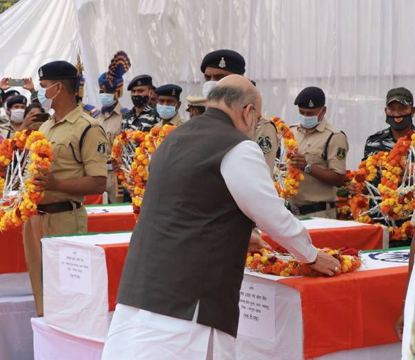 केन्द्रीय गृह मंत्री अमित शाह ने छत्तीसगढ़ में नक्सलियों का सामना करते वक्त शहीद हुए बहादुर सुरक्षाकर्मियों को जगदलपुर में श्रद्धांजलि अर्पित की