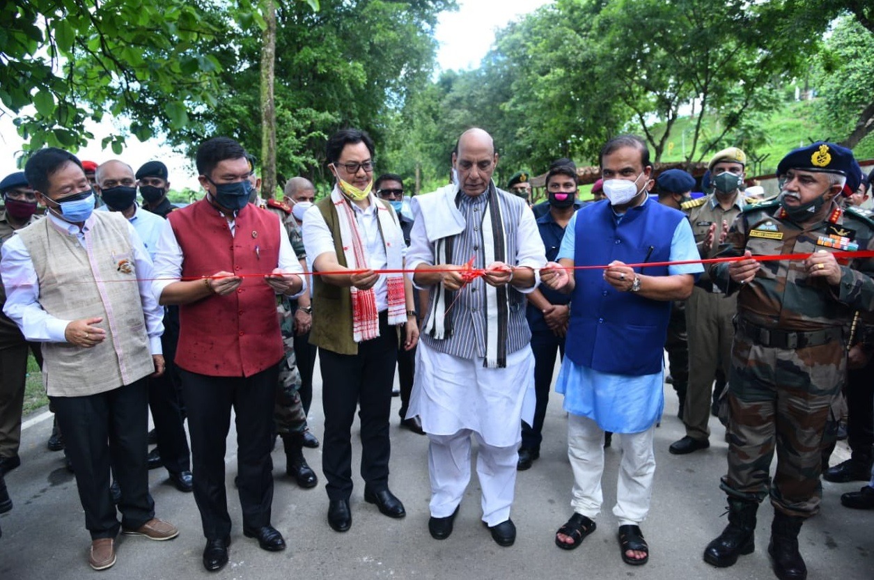 राजनाथ ने उत्तरी और पूर्वी सीमा क्षेत्रों में बीआरओ द्वारा निर्मित 12 सड़कों को राष्ट्र को समर्पित किया