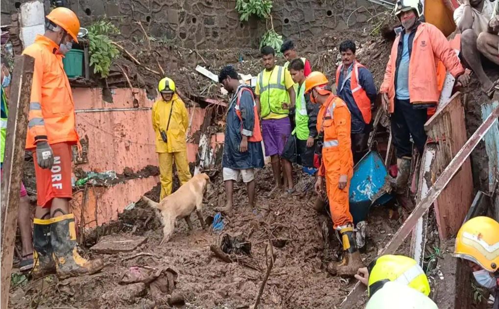 मुंबई: भारी बारिश में चेंबूर और विक्रोली में दीवार ढहने से 25 लोगों की मौत