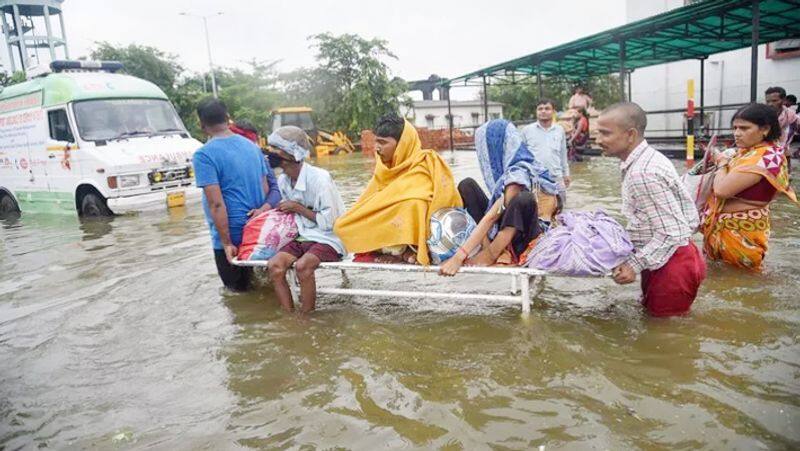 बिहार में बाढ़ का कहर: अपने बीमार बच्चे को लेकर तेज बारिश में 8 किलोमीटर चले माता-पिता