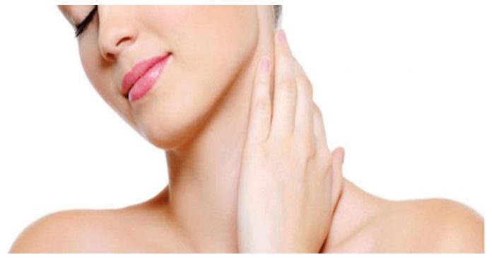 Use tomatoes to remove neck blackness