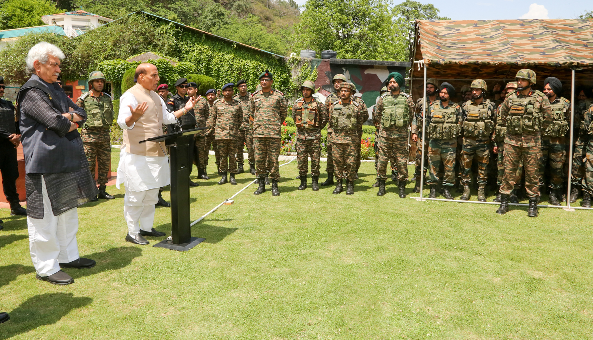 रक्षा मंत्री ने जम्मू-कश्मीर के राजौरी में आर्मी बेस कैंप का दौरा किया और सीमा पर रक्षा तैयारियों और सुरक्षा स्थिति की समीक्षा की