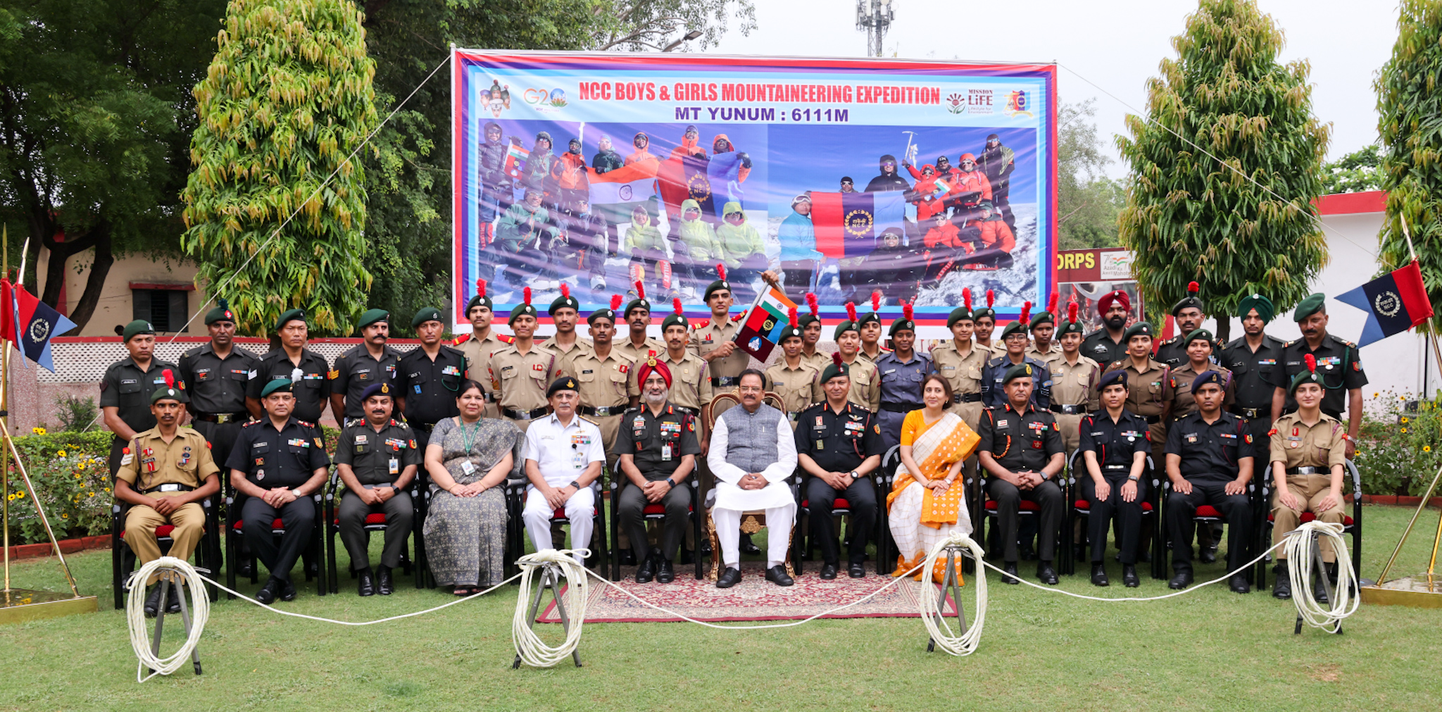 रक्षा राज्य मंत्री श्री अजय भट्ट ने माउंट यूनम तक अखिल भारतीय राष्ट्रीय कैडेट कोर के लड़कों एवं लड़कियों के पर्वतारोहण अभियान- 2023 को हरी झंडी दिखाकर रवाना किया