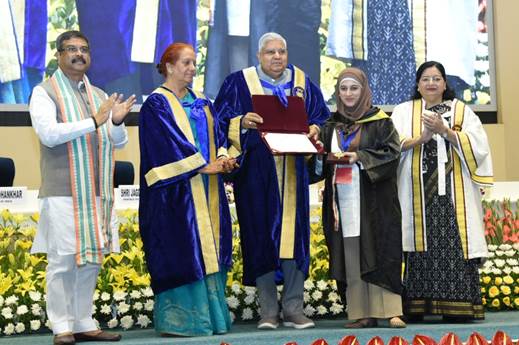 उपराष्ट्रपति ने लोकतंत्र के मंदिरों में व्‍यवधान को हथियार बनाने पर खेद व्यक्त किया