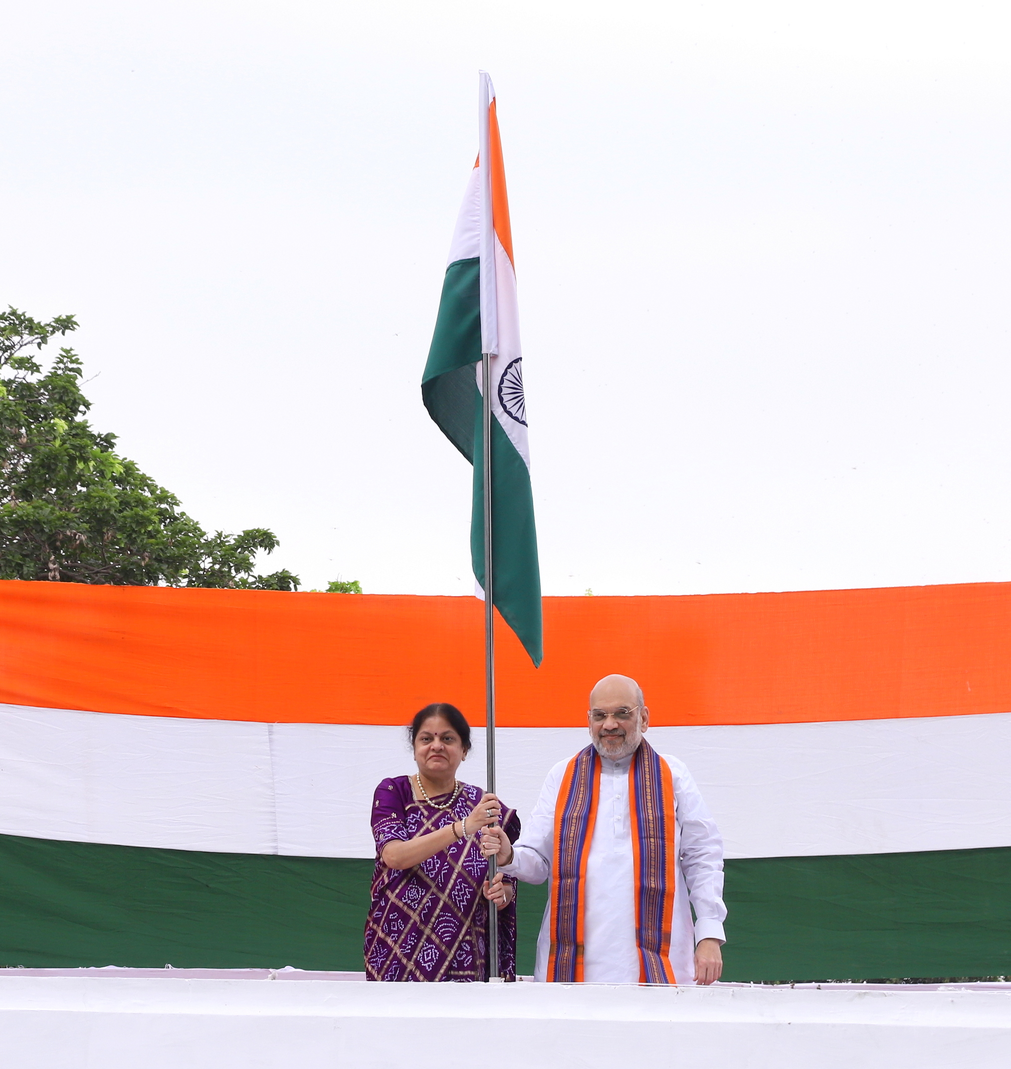 केन्द्रीय गृह एवं सहकारिता मंत्री श्री अमित शाह ने ‘हर घर तिरंगा’अभियान के तहत आज नई दिल्ली स्थित अपने आवास पर तिरंगा फहराया और तिरंगे के साथ अपनी सेल्फी भी साझा की