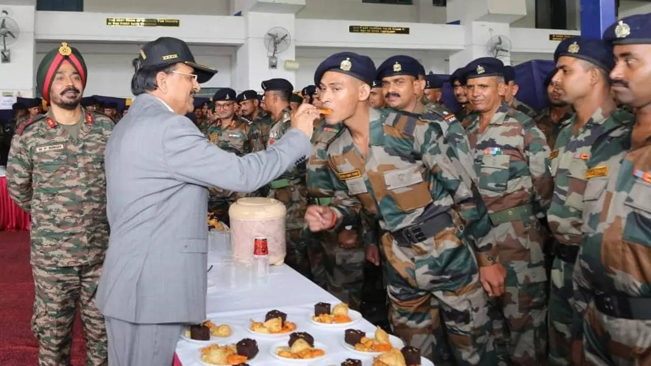 रक्षा राज्यमंत्री अजय भट्ट ने चंडीगढ़ में पश्चिमी कमान मुख्यालय, एनसीसी समूह मुख्यालय और टर्मिनल बैलिस्टिक रिसर्च लैब का दौरा किया