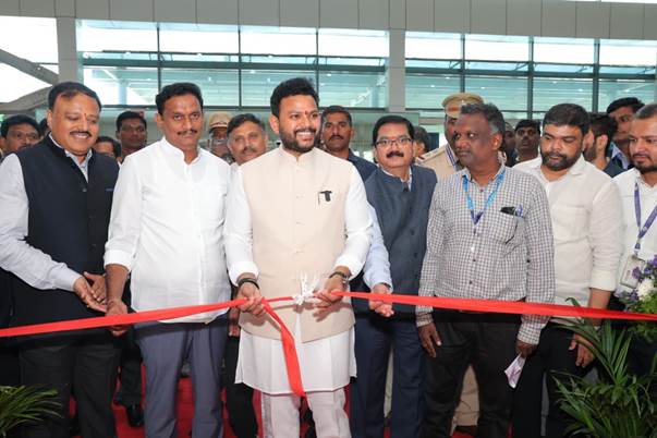 नागरिक उड्डयन मंत्री ने विजयवाड़ा अंतरराष्ट्रीय हवाई अड्डे पर उड़ान यात्री कैफे का उद्घाटन किया